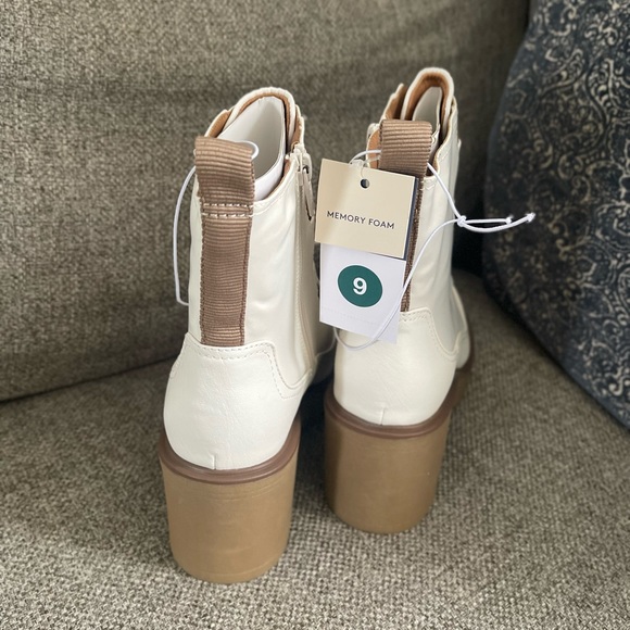 Off white boots with blue wallet & polka dot lining! - Picture 11 of 11